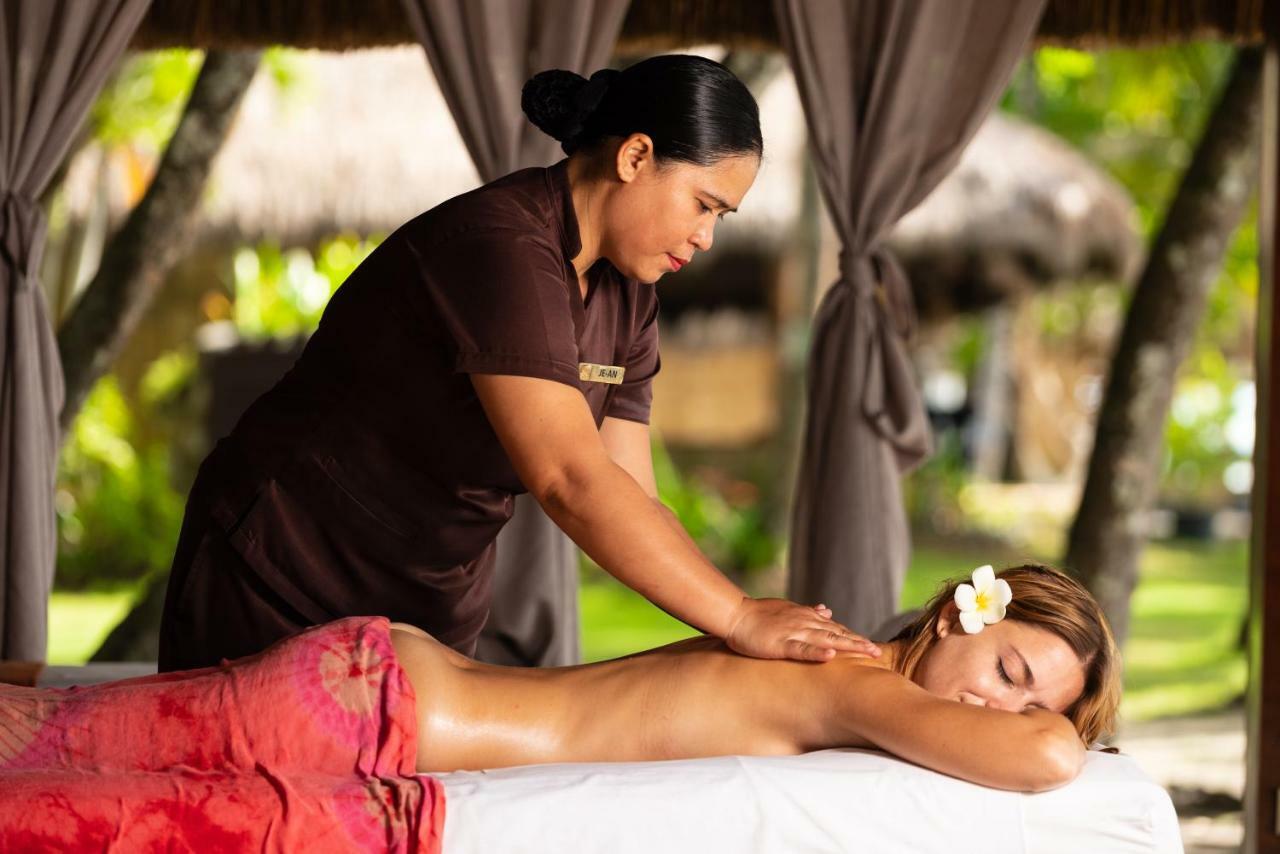 Oceanica Resort Panglao, Bohol Eksteriør billede A massage therapist at work