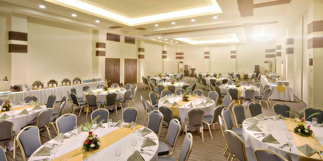 Oceanica Resort Panglao, Bohol Eksteriør billede The ballroom of the hotel